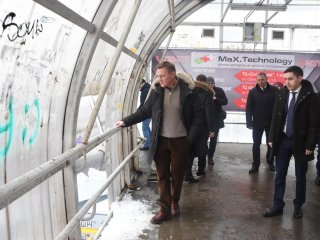 Губернатор Роман Старовойт&#44; посетив надземный переход&#44; остался недоволен увиденным