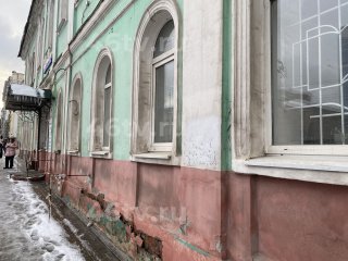 Двухэтажный дом №49&#44; расположенный рядом со зданием бывшего кинотеатра