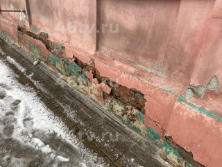 Двухэтажный дом №49&#44; расположенный рядом со зданием бывшего кинотеатра